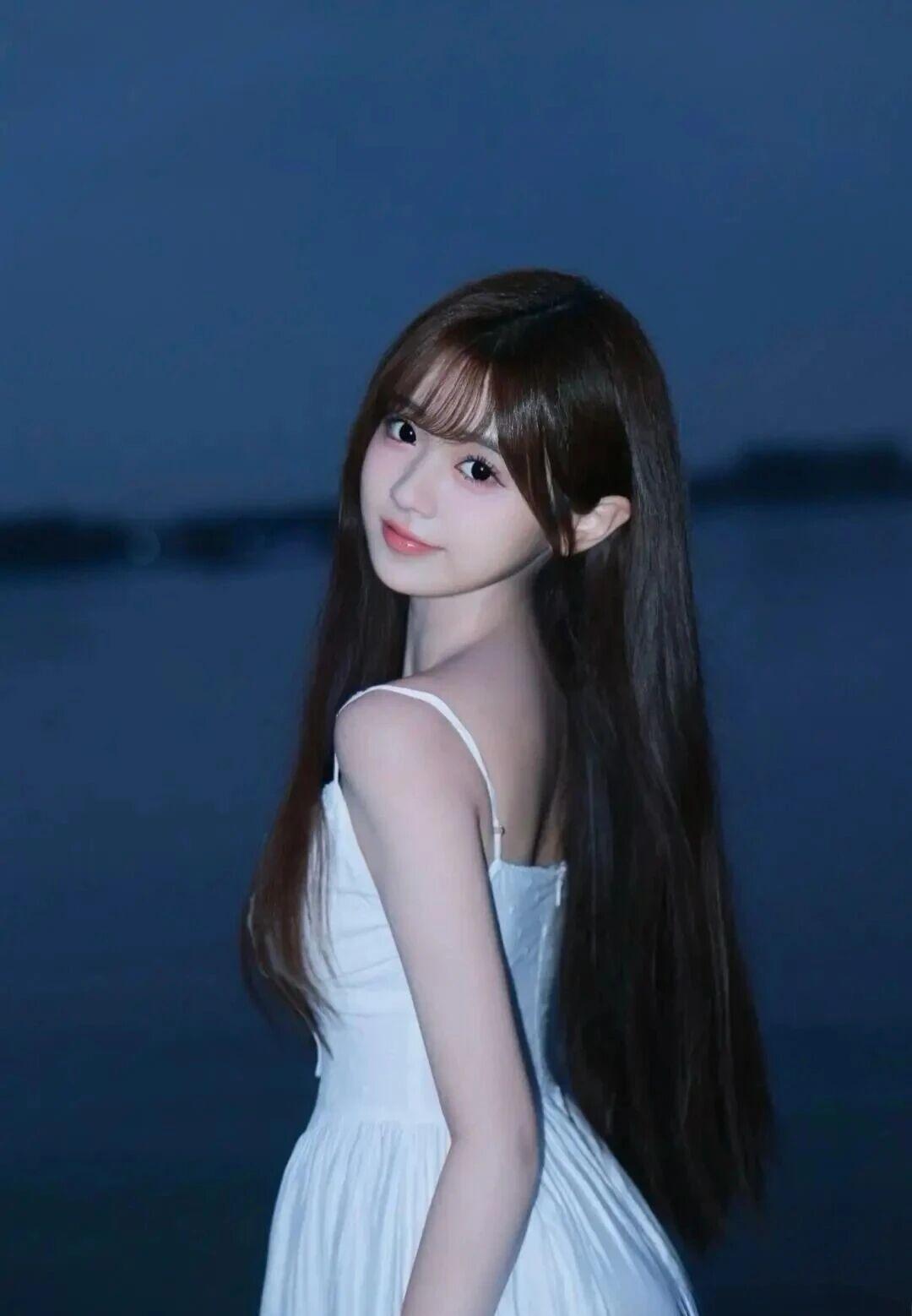 这是一幅美到令人屏息的绝世佳作！画中佳人，宛若月宫仙子误入凡尘，一袭素雅长裙如云