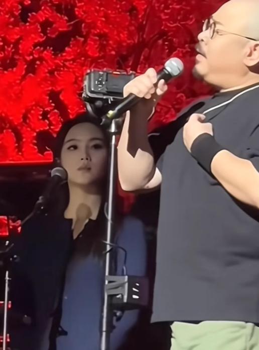 这是害怕师傅情绪失控，要随时救场吗？[心]

不知道大家有没有发现，在刀郎唱歌的