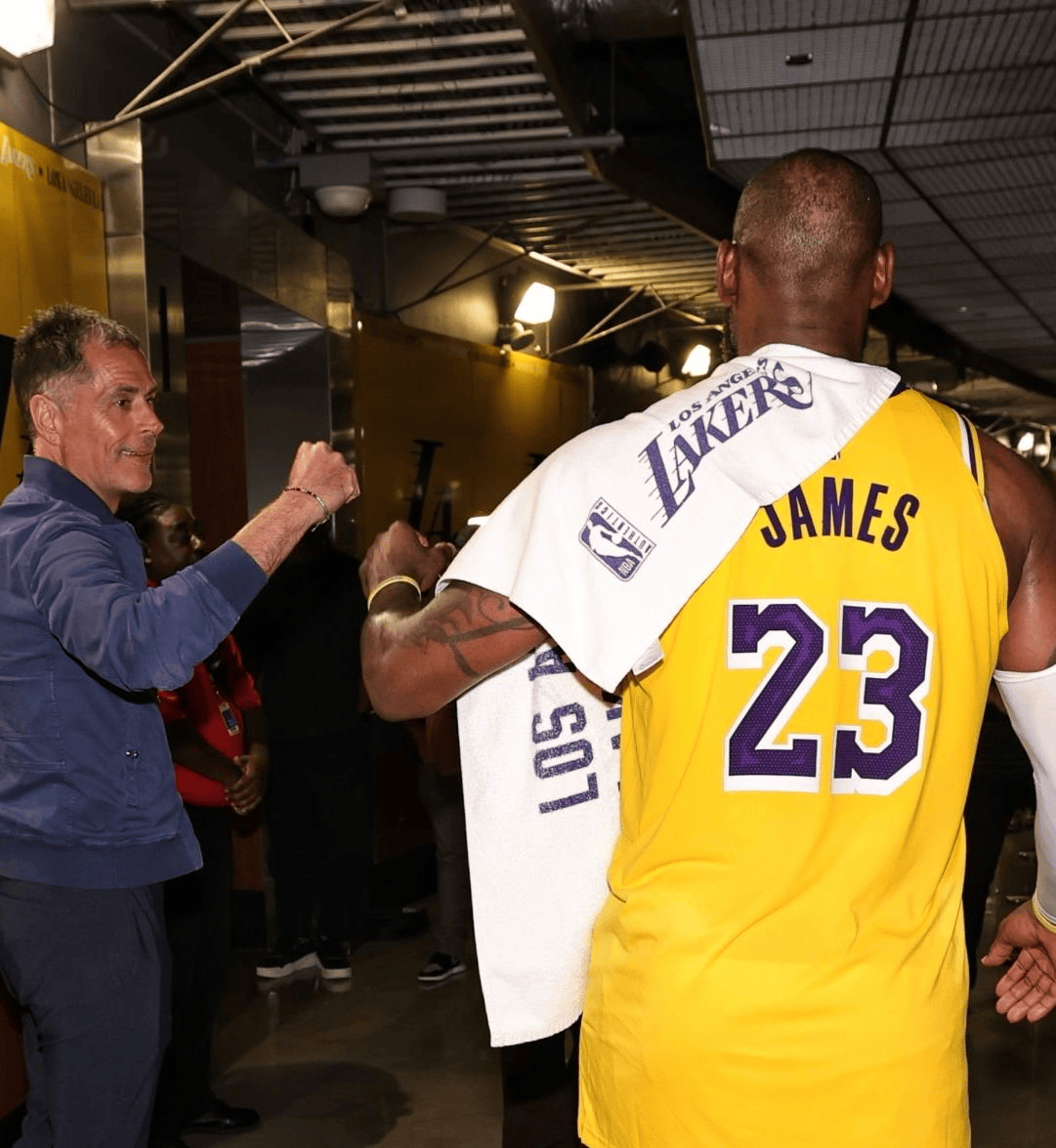 王濛现场观赛生气了人没老，腿先老？雷迪克赛前表示，詹姆斯在周五的训练中并未受到限