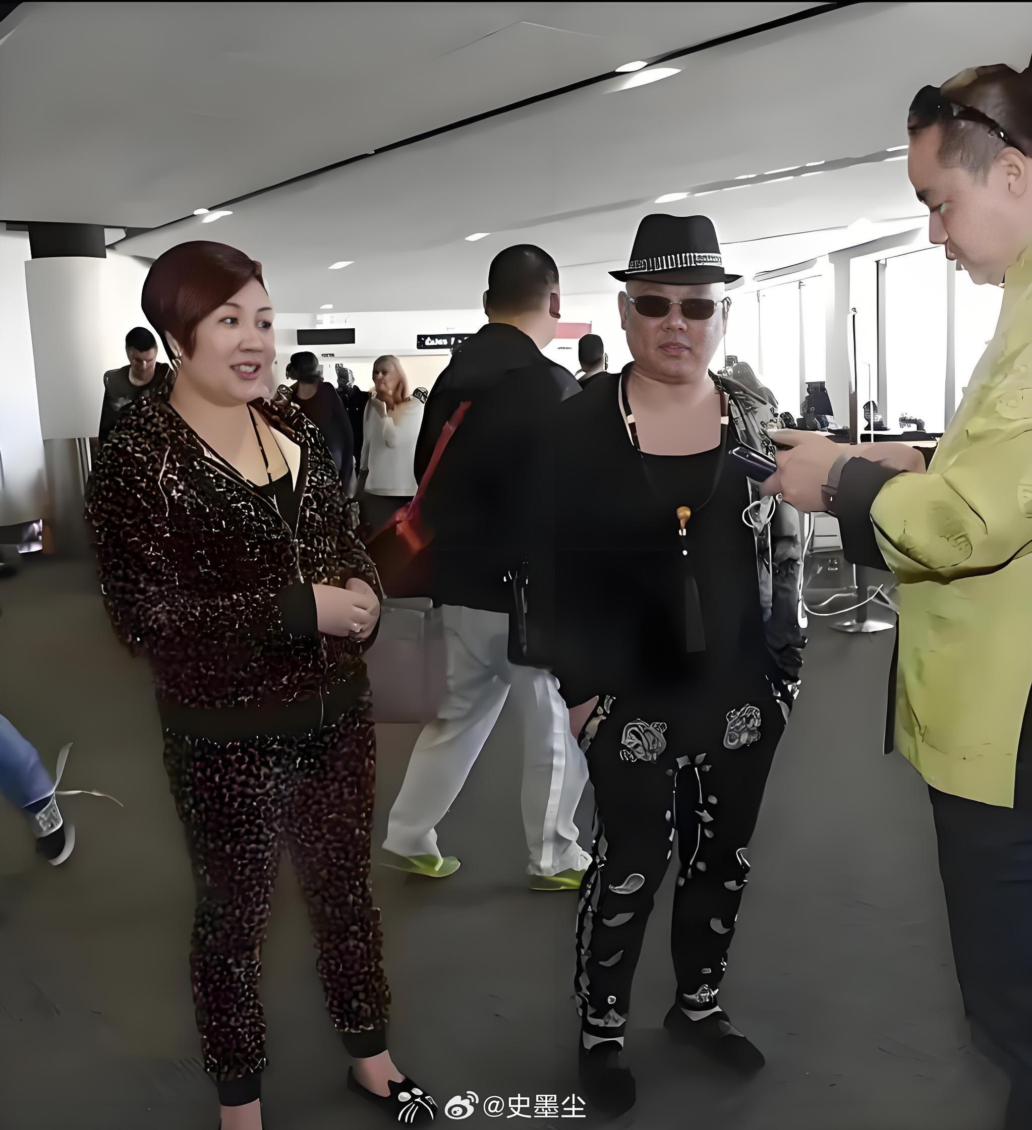 比起相声，我觉得他的说书水平更高。个人衣着审美是有问题的，他一直强调文化重要，但