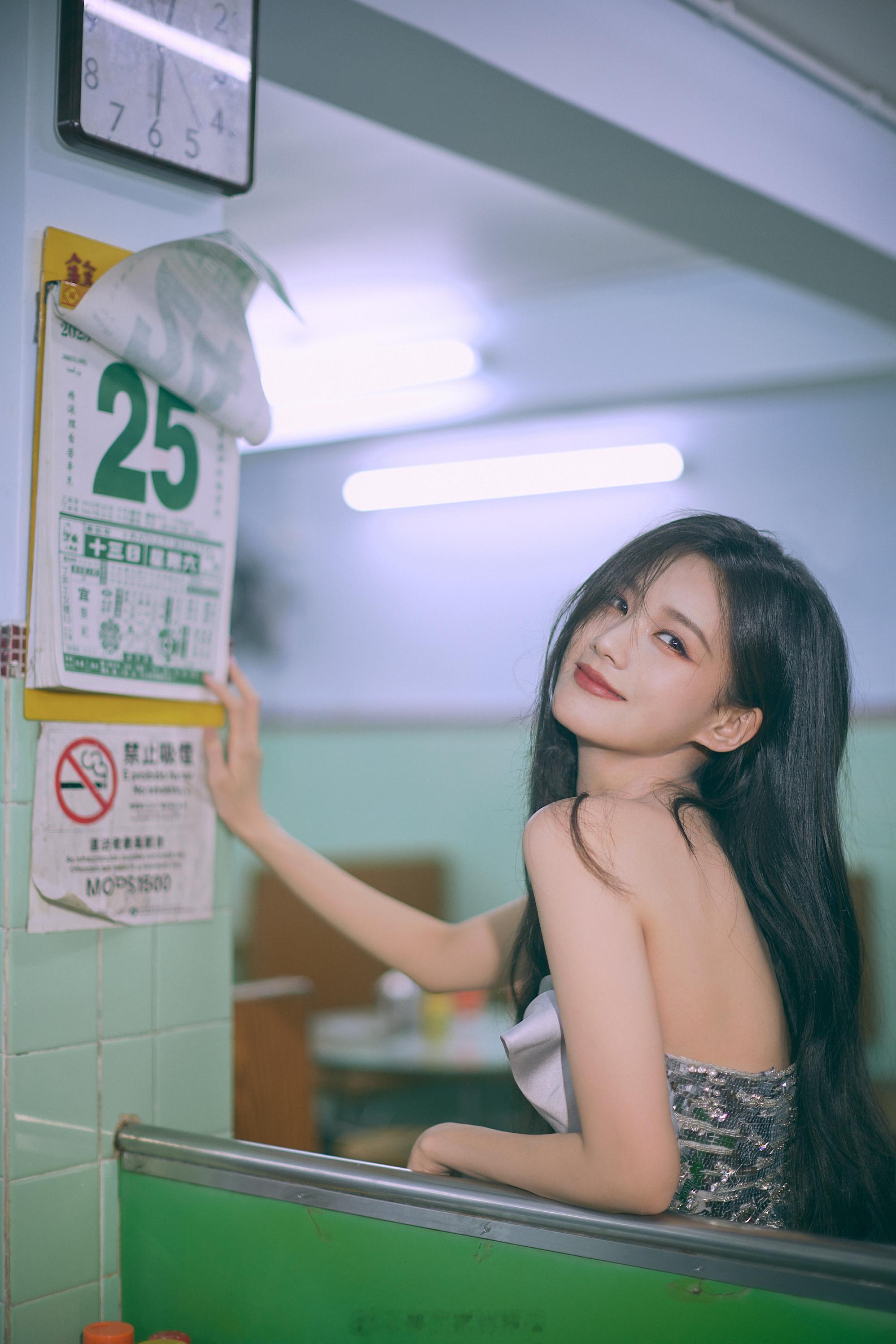 李一桐碎闪开衩公主裙 