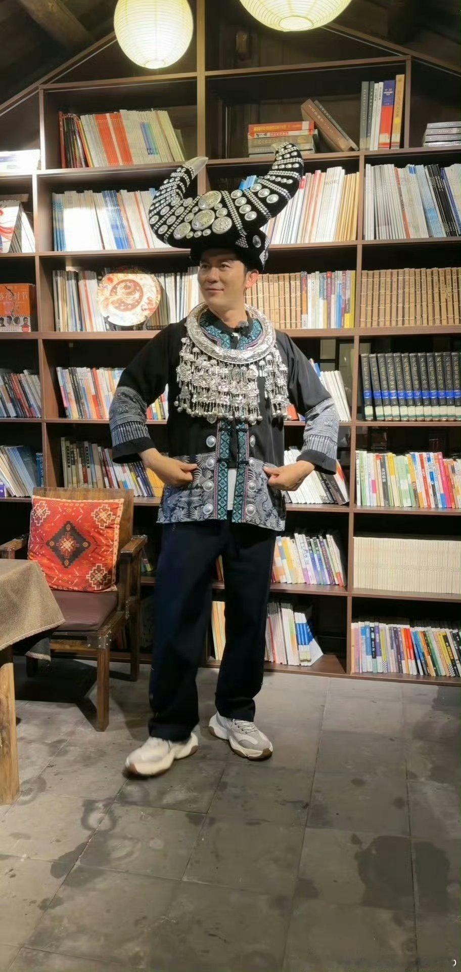 李晨龙舟季cos苗族大黑牛传统苗服遇上现代小白鞋碰撞奇妙火花，李晨头戴超大牛角银