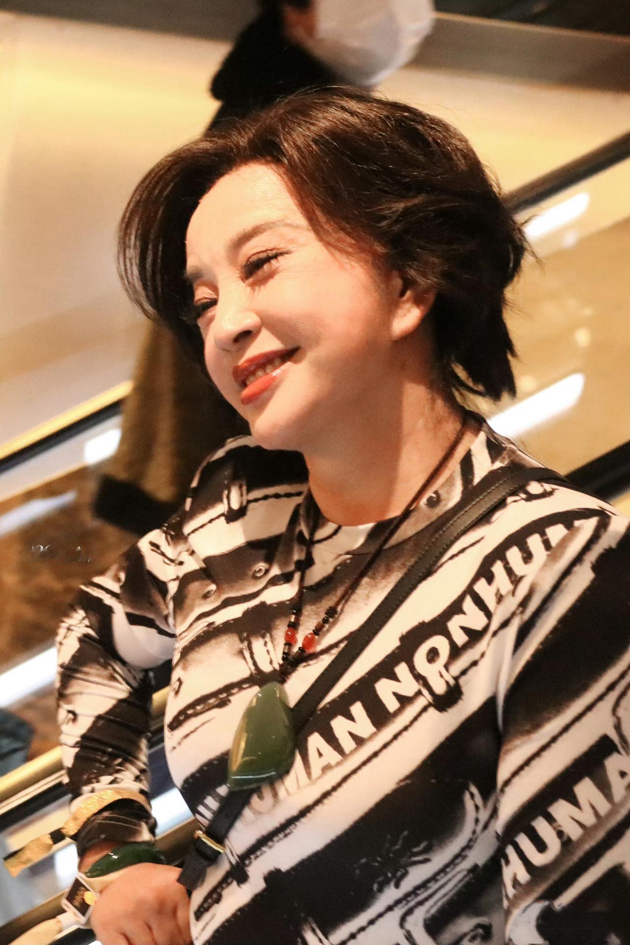 刘晓庆：75岁红毯惊艳，跨界再获殊荣

12月18日，搜狐时尚盛典红毯上，75岁