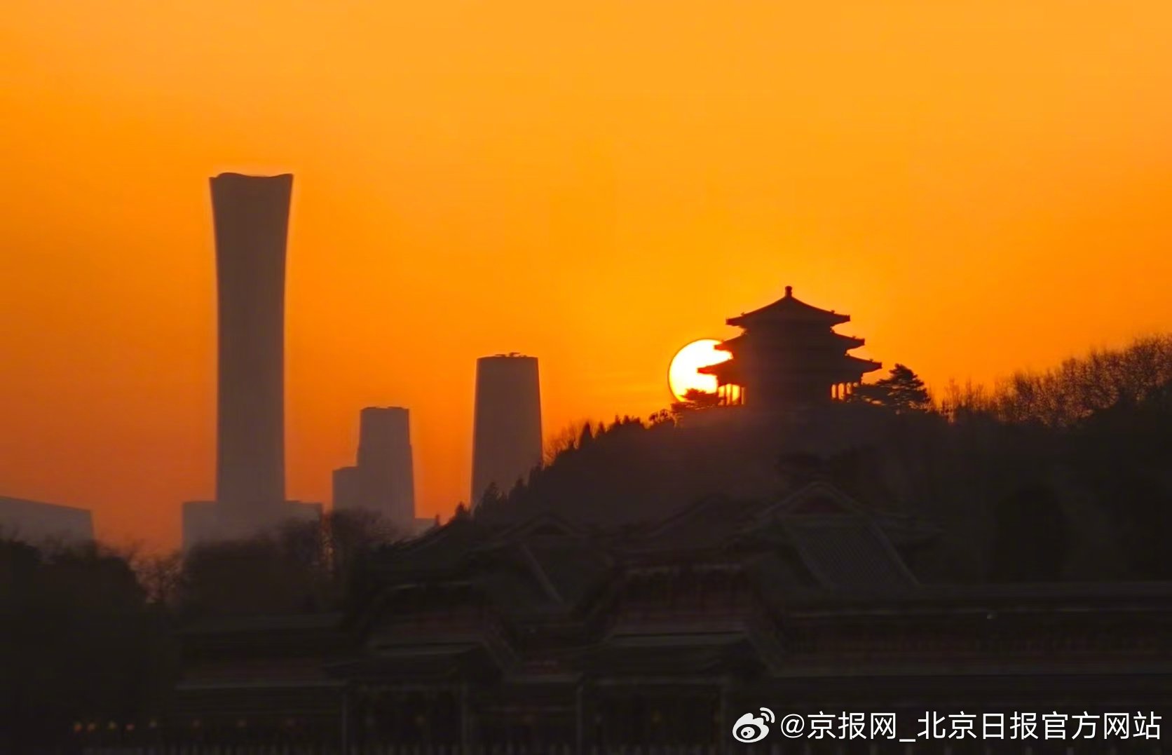 【#北京朝霞年味依旧#】#北京初四日出祝你丰衣足食# 2月20日，大年初四，迎灶