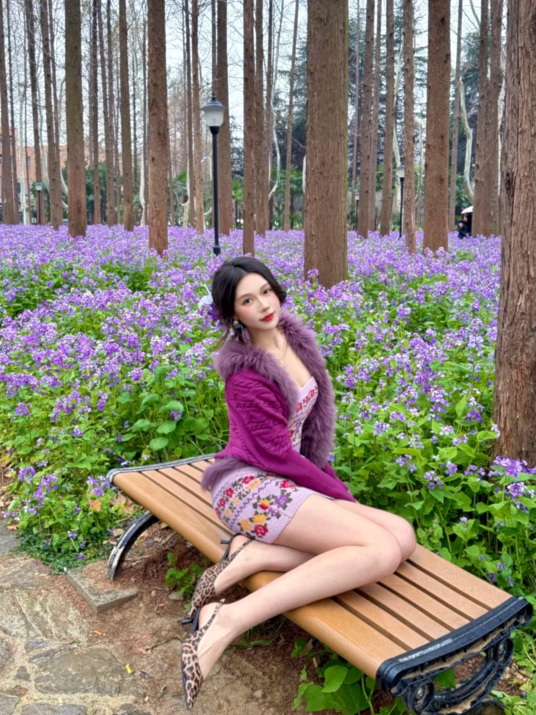 二月兰💜💜💜 撑着小伞冲进雨雾的瞬间，就知道这场奔赴值了。细密的雨丝吻过花