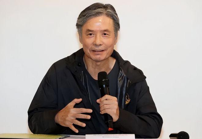 这家伙长得人模狗样，斯斯文文的，没想到一辈子专干吃里扒外，挖坑掘坟的事。自诩是爱