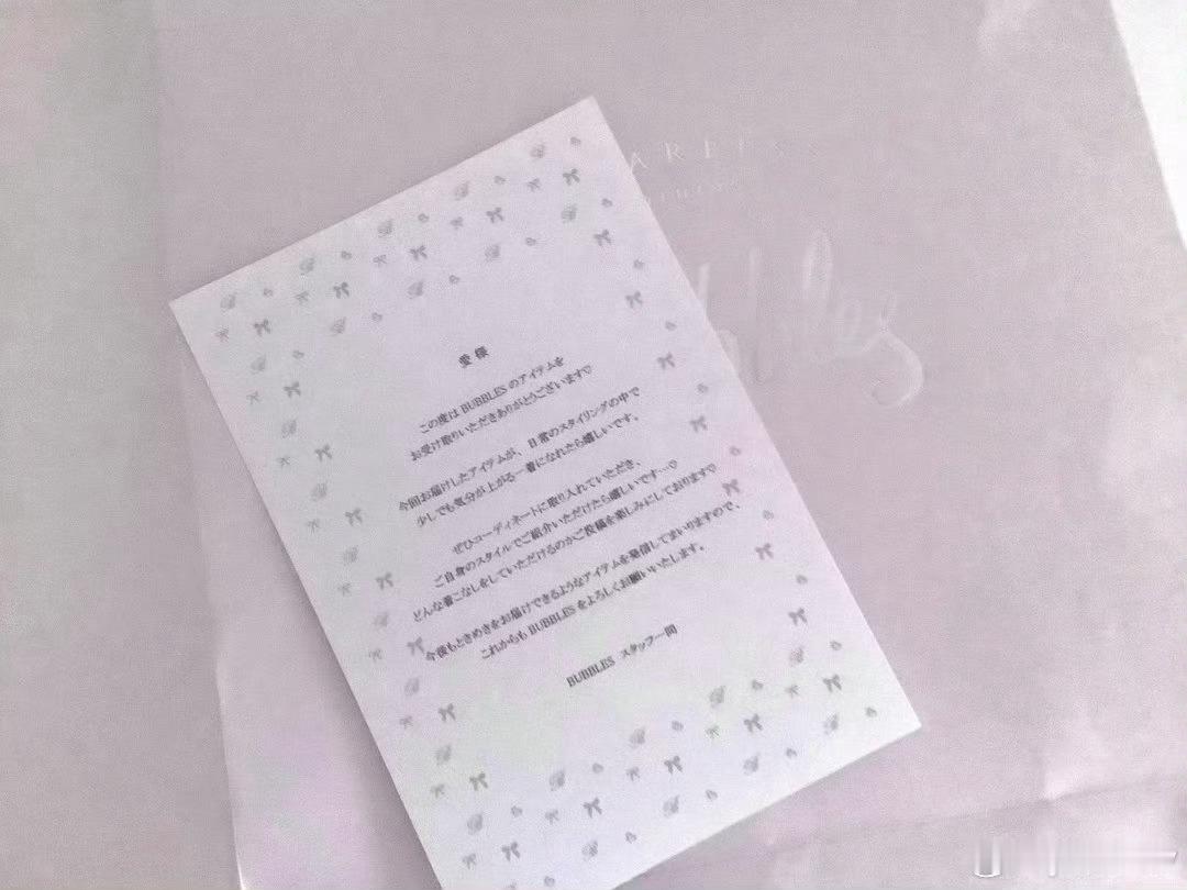 夏日的天气变幻无常，一场突如其来的大雨冲刷着整座城市。放学时分，大雨倾盆而下，许