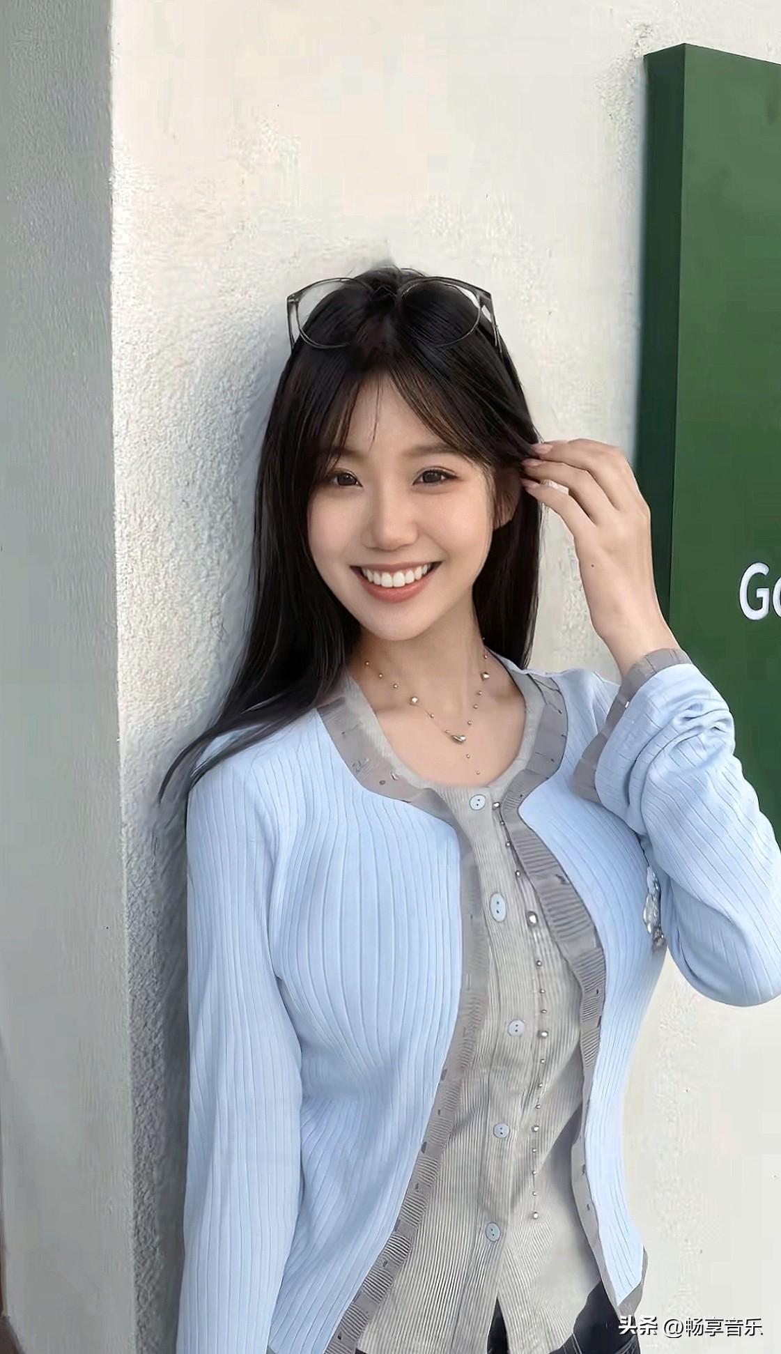 元气少女自拍，穿蓝色外套，戴着墨镜，微笑如阳光，温柔似春风。
萌萌哒笑容 今日分