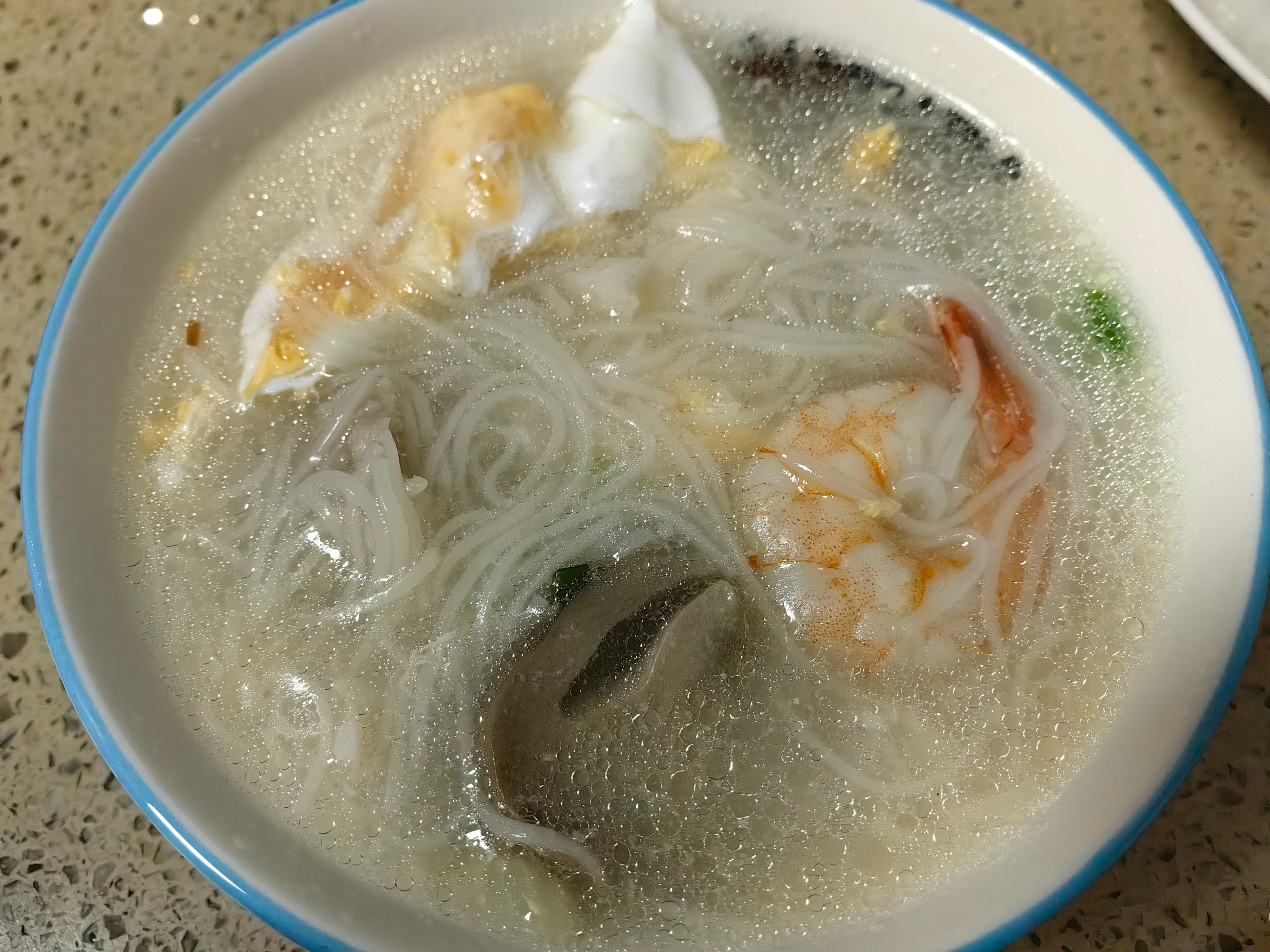 每日一餐分享面线汤，配烧麦，小汤包。 