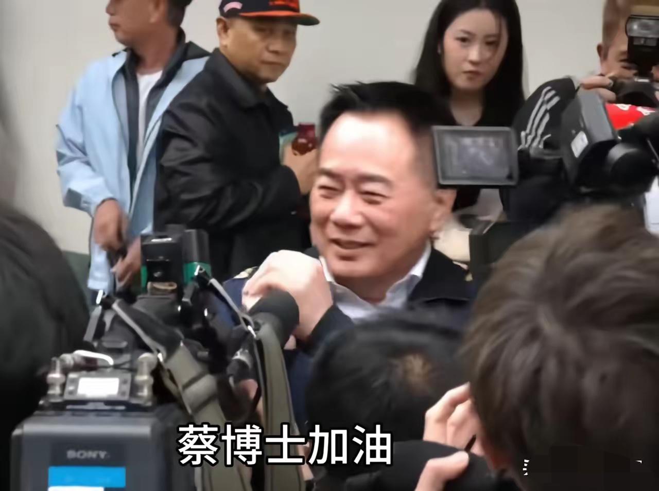 蔡正元真会给自己找事情，入监服刑也没闲着，在里面开了一个“蔡正元讲堂”。蔡正元妹