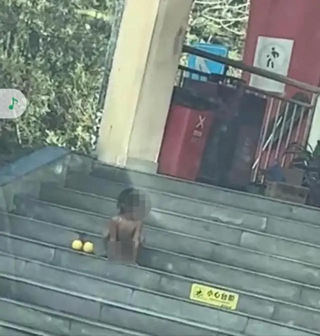 四川一个服务区里，有人拍到一个小孩像“野人”一样，光着身子在地上爬来爬去。

这