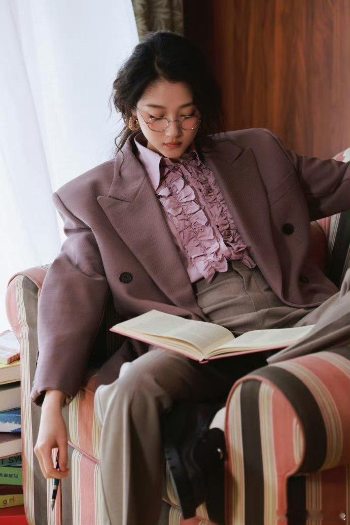 关晓彤开年杂志眼镜西装大女人味，苹果香都不如姐姐扑面而来的香气香啊