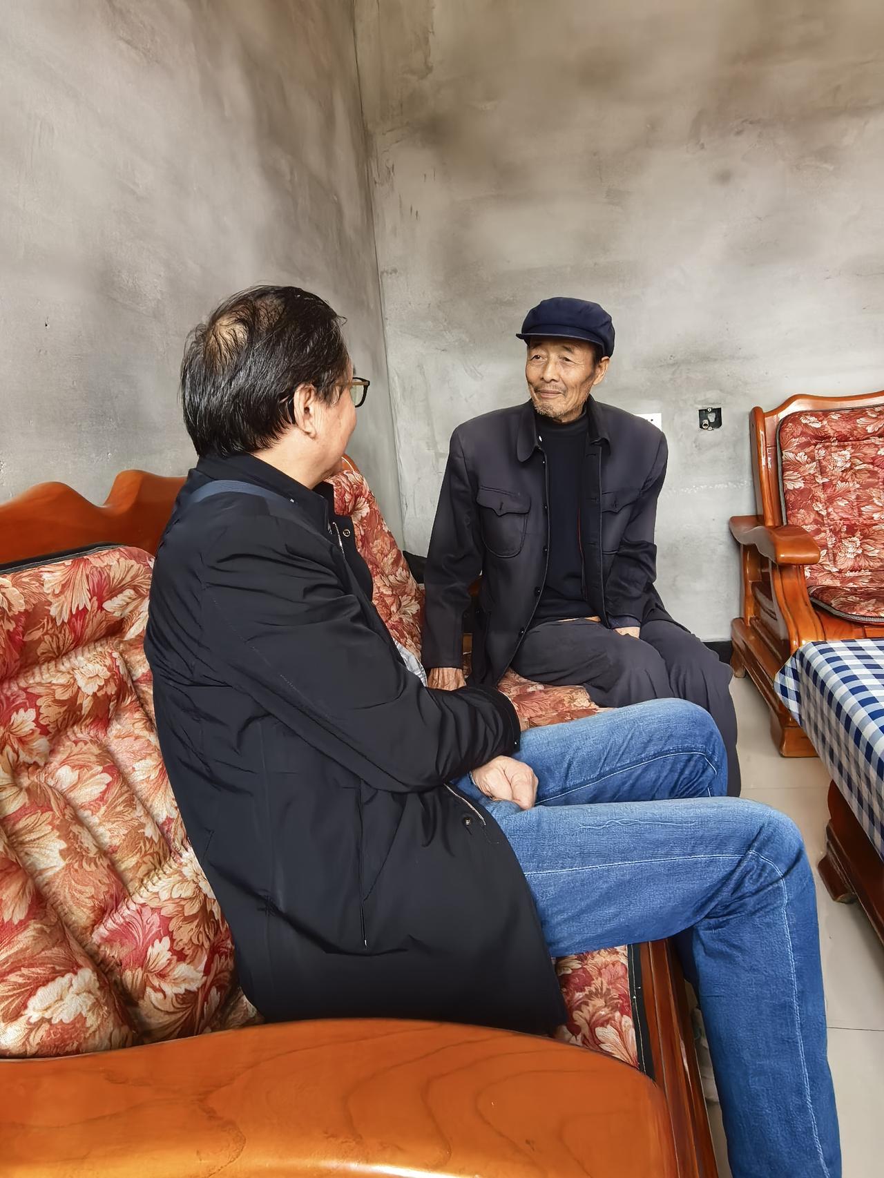 每年过年，我都要给大我15岁的老韩先打电话拜年。初一一大早就抓紧打过去，生怕迟了