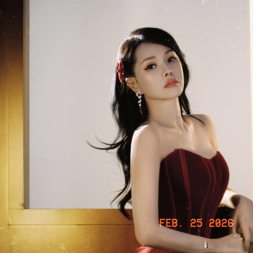 为什么伊能静能一夜扭转舆论
原因很简单
那就是伊能静开始改变了，她变得越来越像不