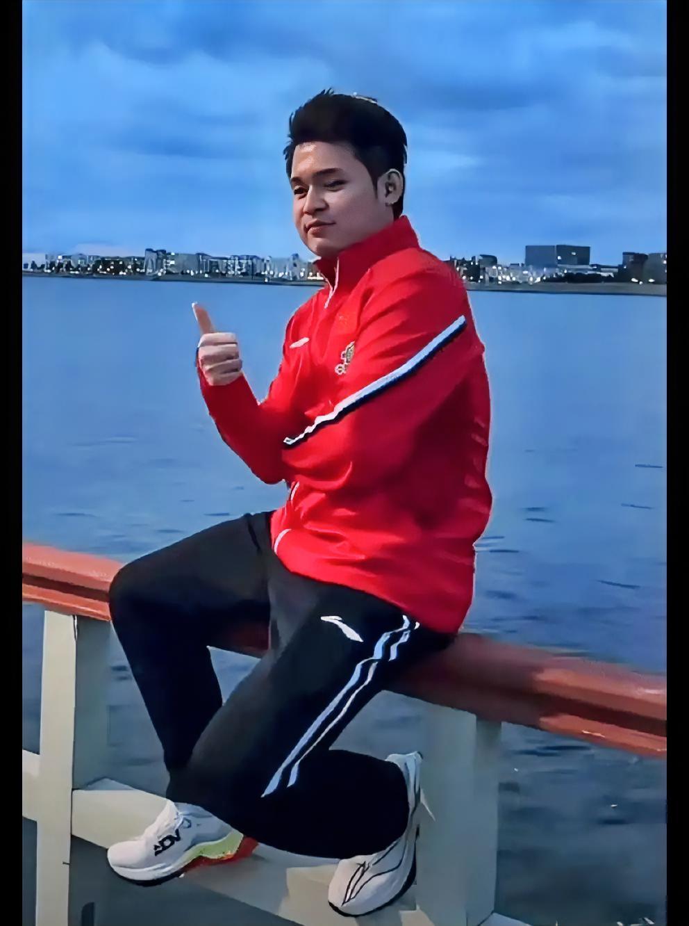 小石头，快下来，危险！
小石头，骨子里还是个孩子！
在拍摄冠军城市宣传片时，林诗
