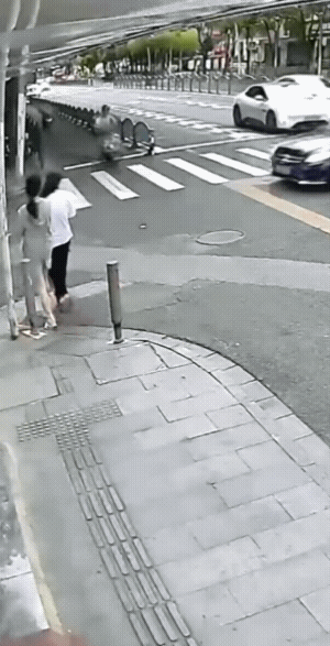 好似没有红绿灯的路口，小黑车与电动车相撞了，电动车上的男子摔倒在地，而且腰还磕在