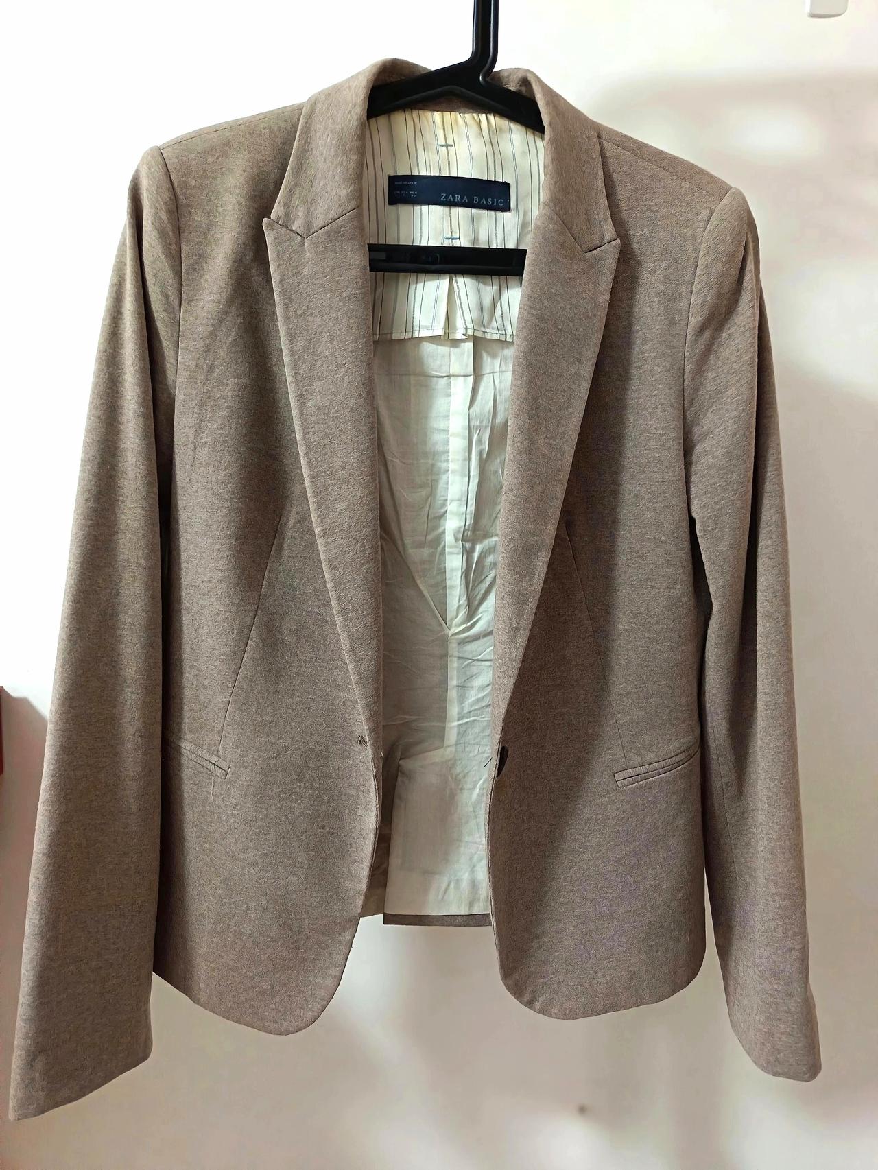 60岁穿西装显老？旧驼色西服配一条裙子，换3件内搭，效果真没想到

十月秋高气爽