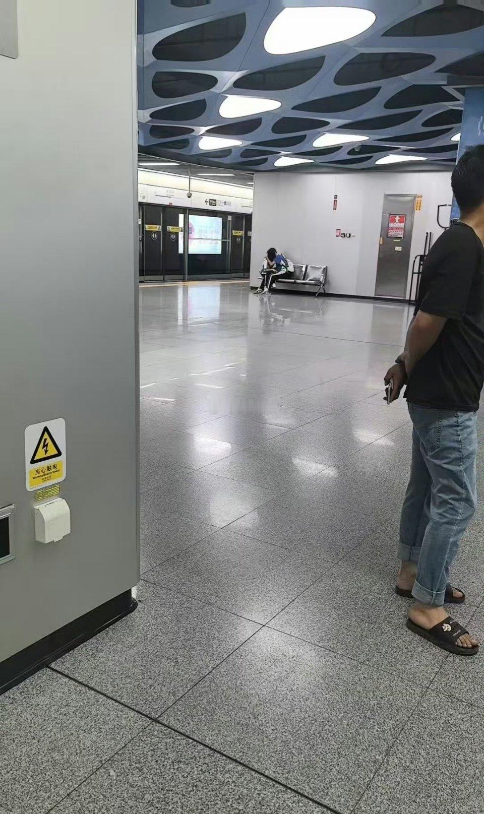 坐个地铁被强行塞了一波狗粮，年轻就是好啊！[喵喵] ​​​