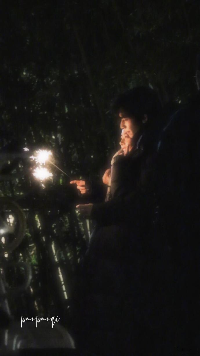 赵今麦宋威龙背后抱  赵今麦宋威龙玩烟花棒路透，太美好了吧！  