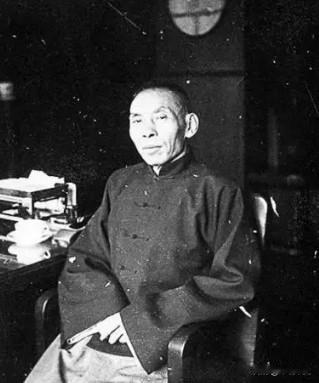 杜月笙在重庆遭人绑架，绑匪开口要40万，杜月笙却说：“给你90万，剩下的兄弟们喝