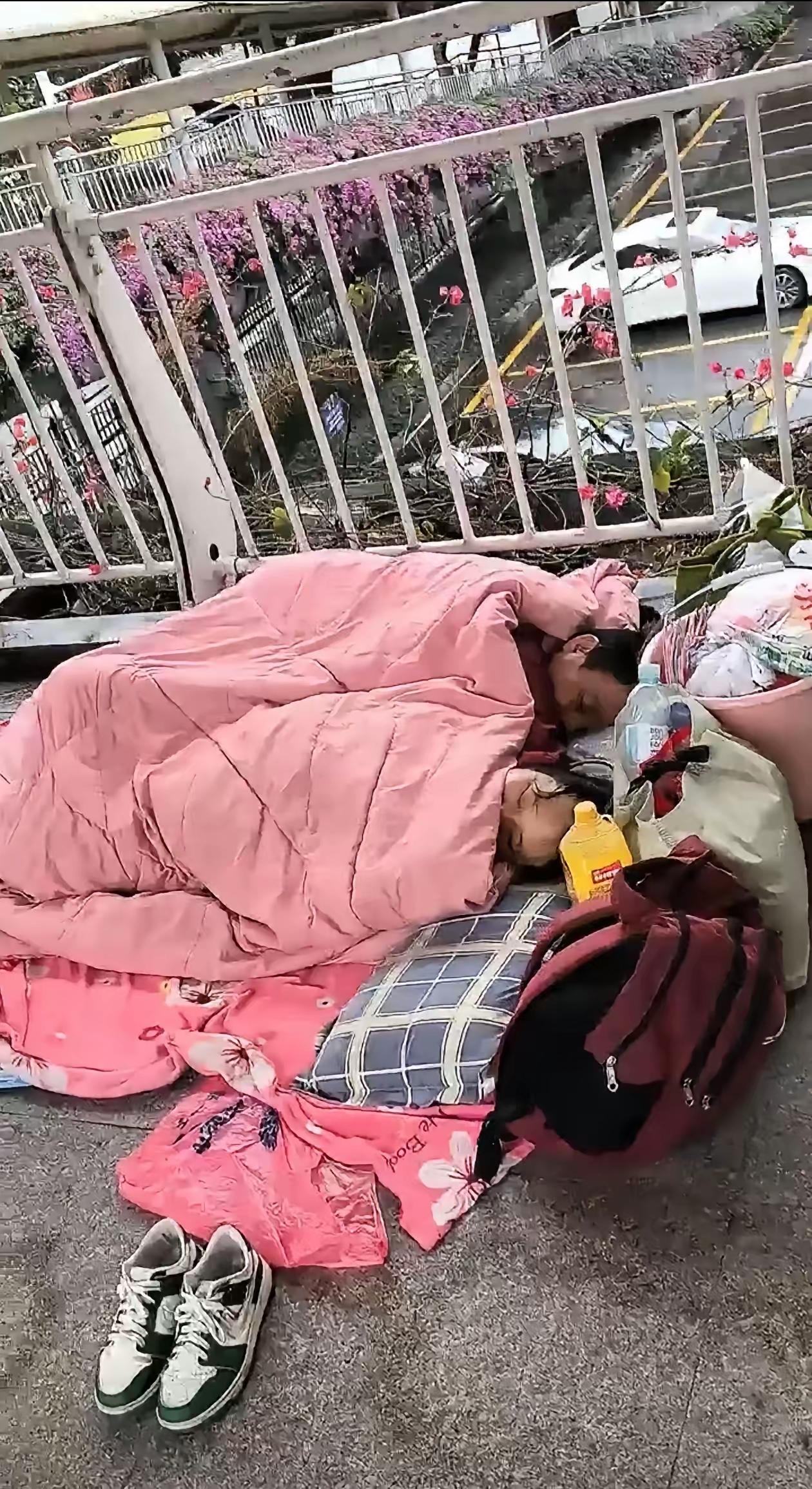 看到这一幕既心酸，又感动，我敢打赌！没有哪个男人不羡慕这种同甘共苦的爱情。