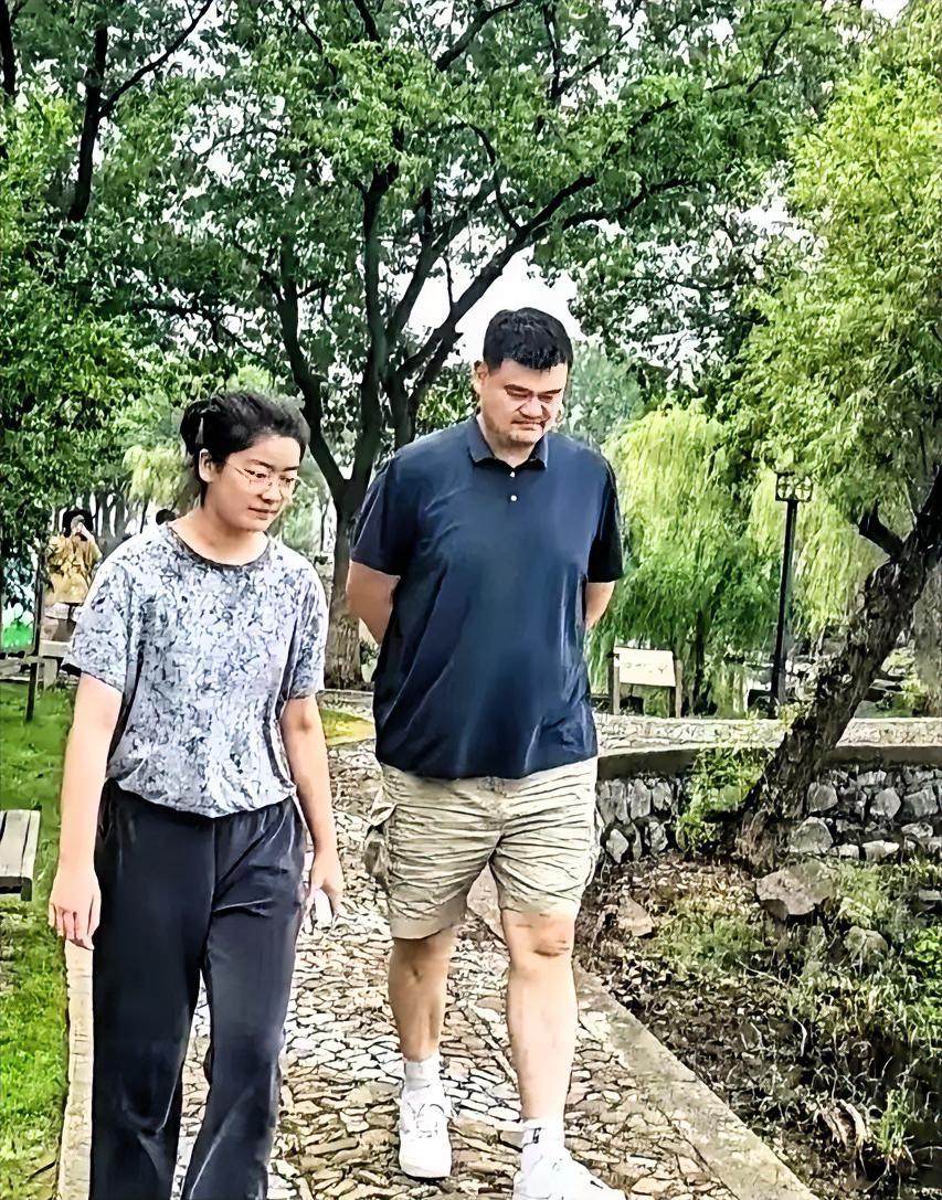 家人们，大新闻！姚明和女儿现身苏州老家啦！父女俩同框，那相似程度简直绝了，光是走