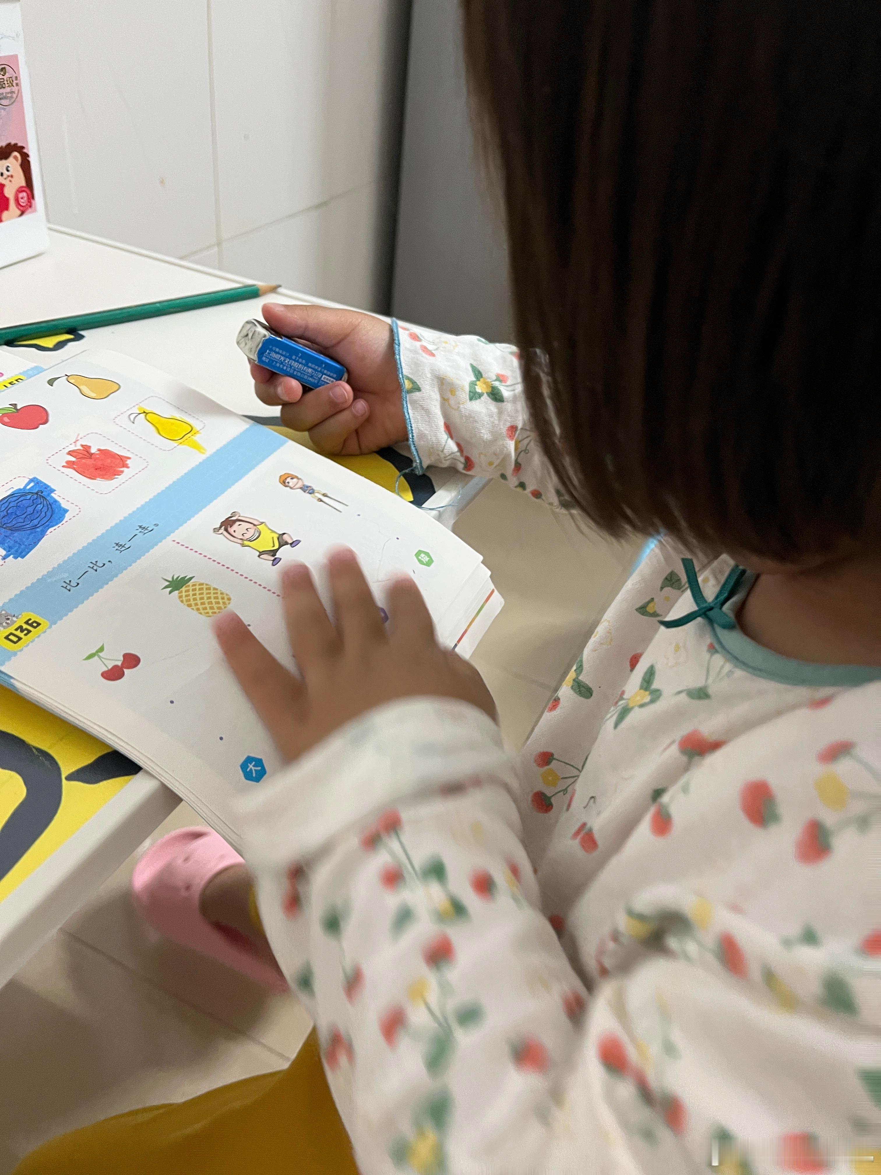 认真的娃，我给她读完书，准备带她睡觉，她说要写字，做作业。今晚写了3字，前面是她