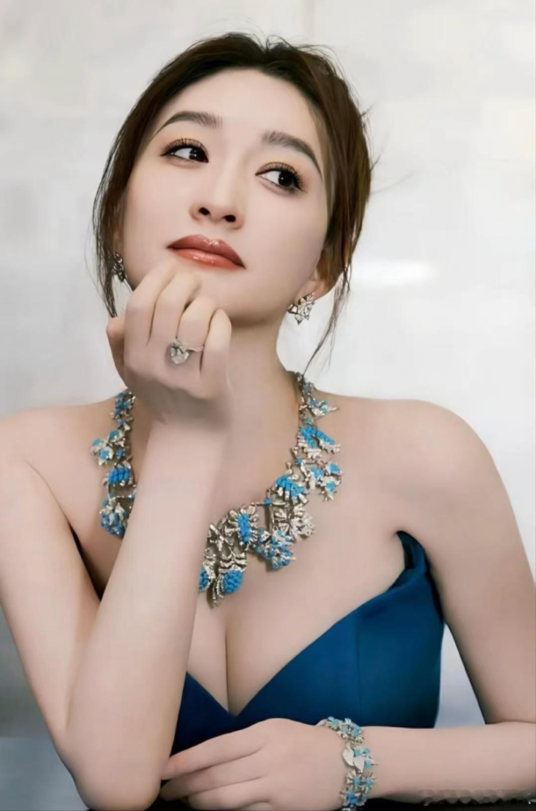 李小冉气到发抖 李小冉气到发抖，愿这份怒火快快消散，留给她的皆是温柔与安宁。 