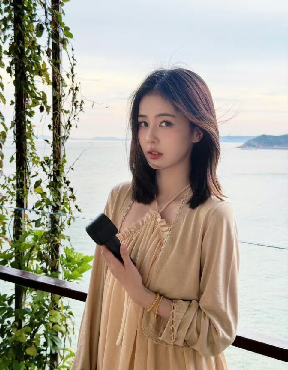 白鹿与欢娱解约后首部新剧严谨点，是合约到期不续，期待开到荼蘼 王韵娜吧！ 