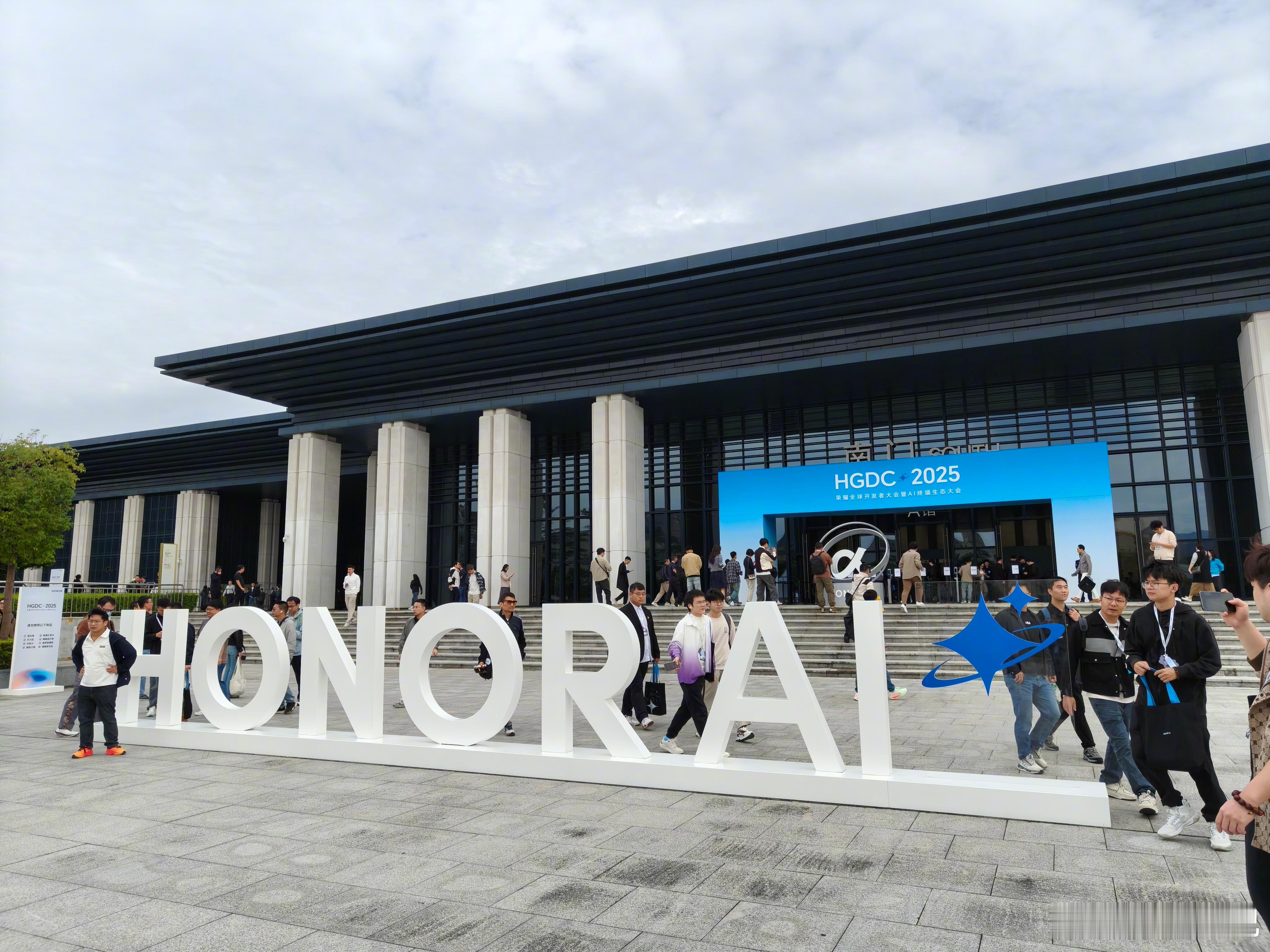 在今天的荣耀全球开发者大会2025上，荣耀宣布 HONOR Connect 正式