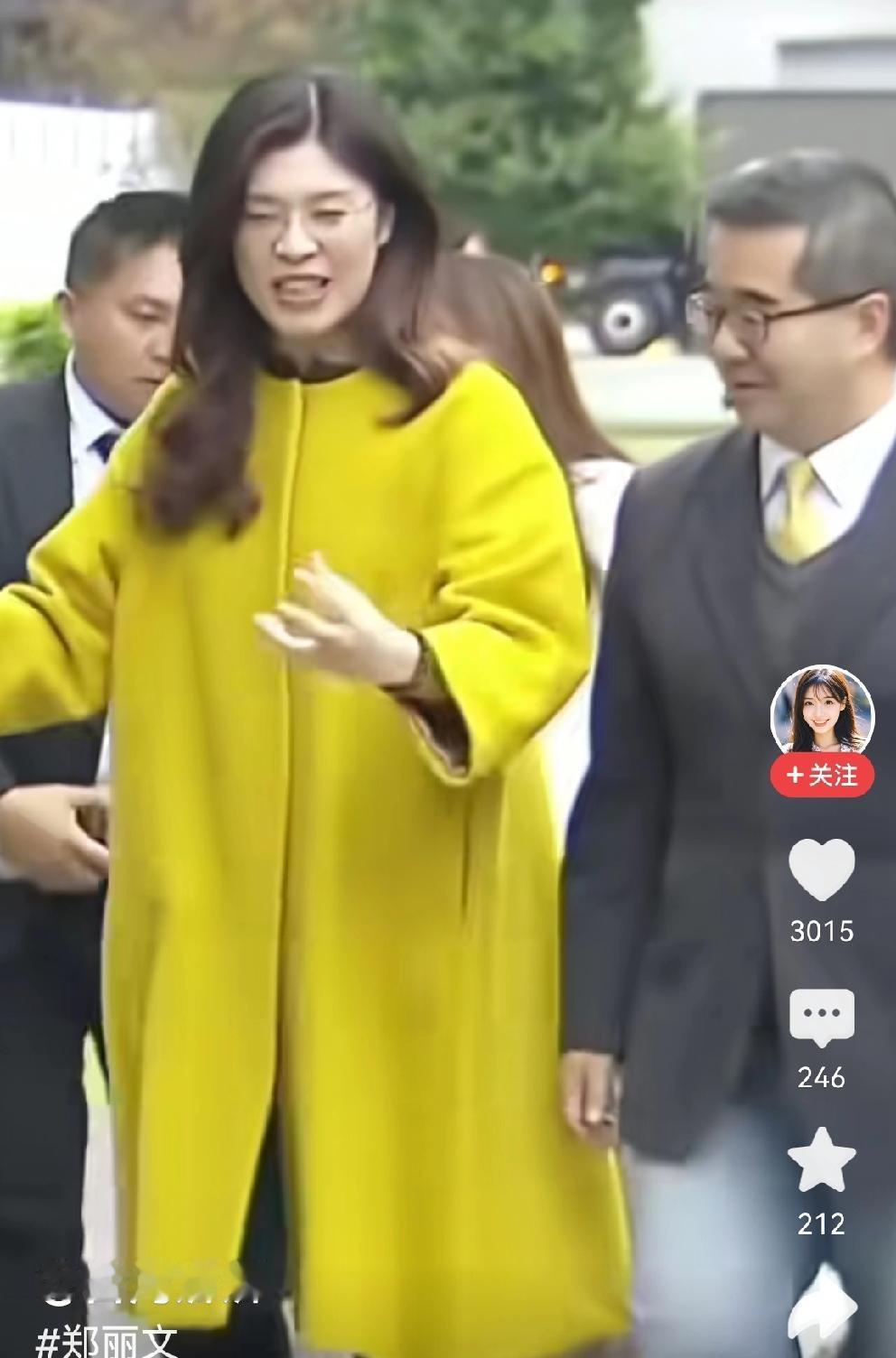 郑丽文太会穿搭了，简直美极了！
明黄色的大衣搭配黑色窄腿裤，再配上一双黑色皮鞋…