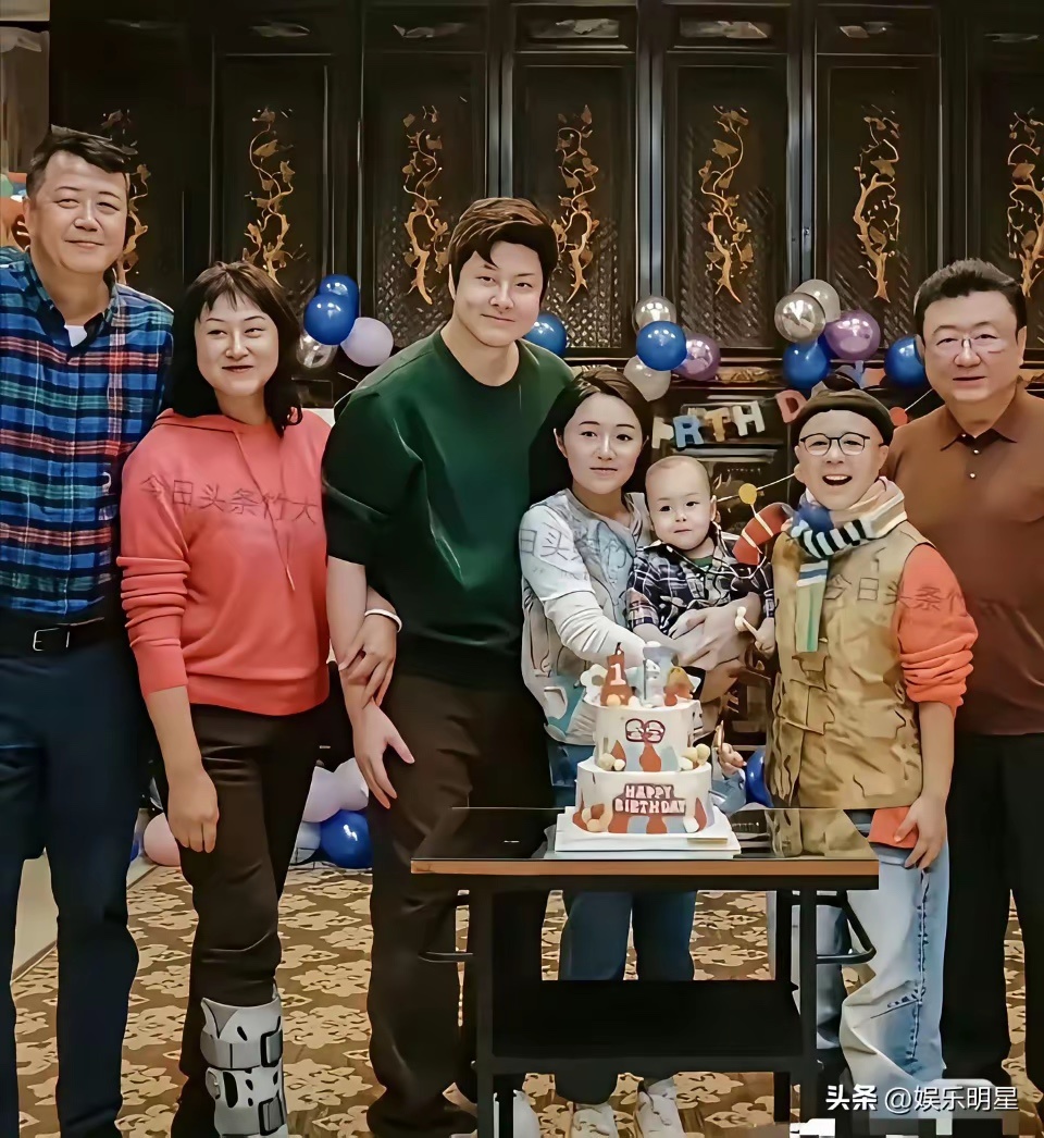 看金龟子一家三代人的合照，妈妈对孩子身高的影响比爸爸大！ 