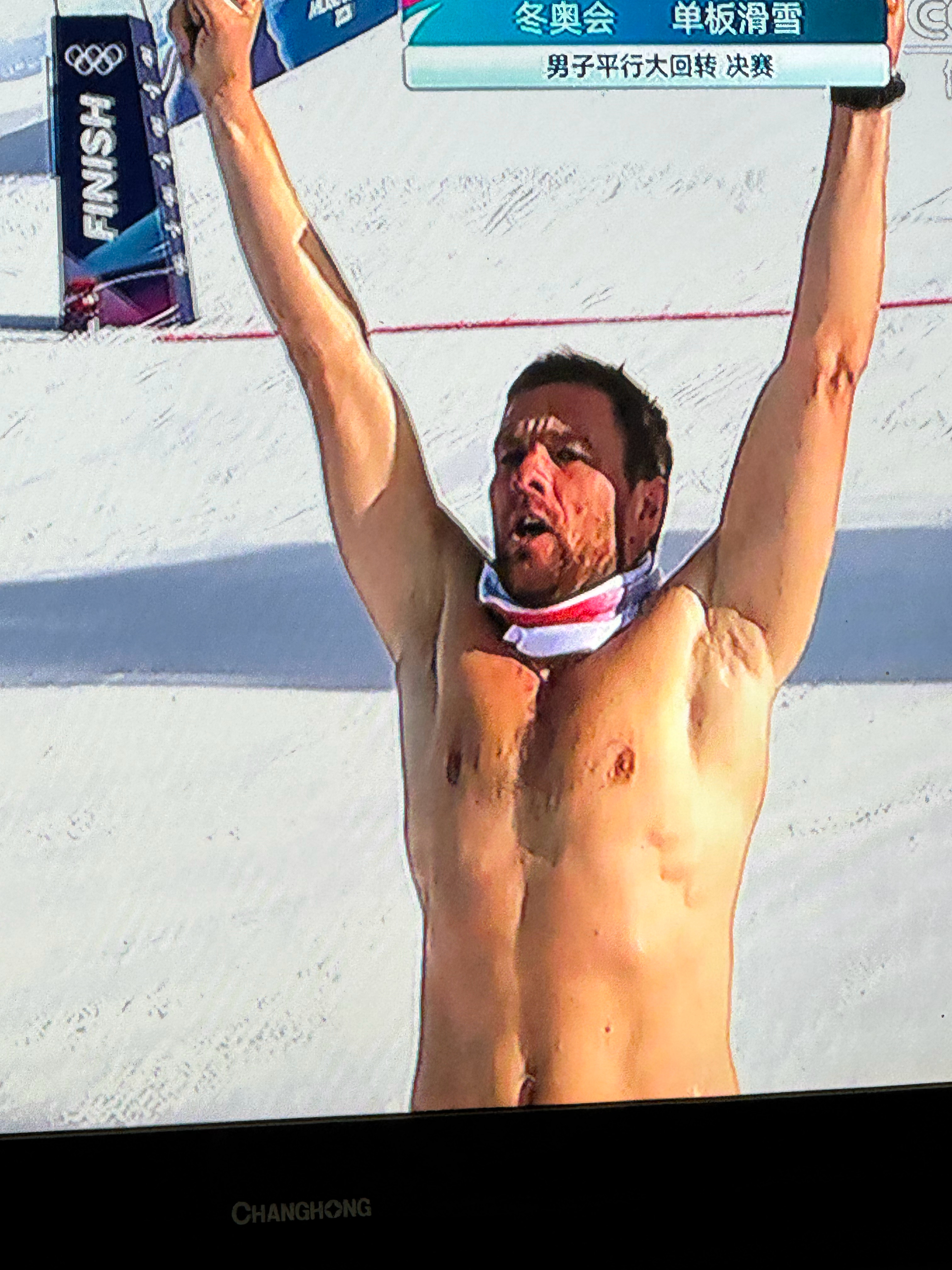 这个奥地利大叔本杰明·卡尔确实很有实力！技术特别好，红道相对难滑的情况下他每一轮