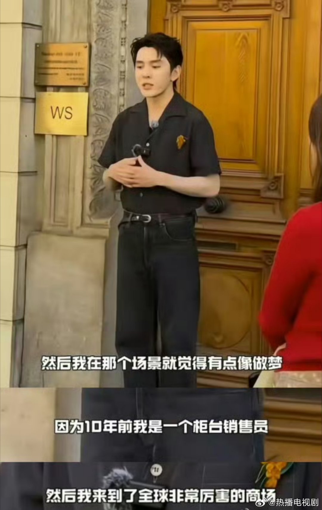 偶遇李佳琦巴黎街头接受采访李佳琦在巴黎街头接受采访，业务能力真的好厉害，在自己的