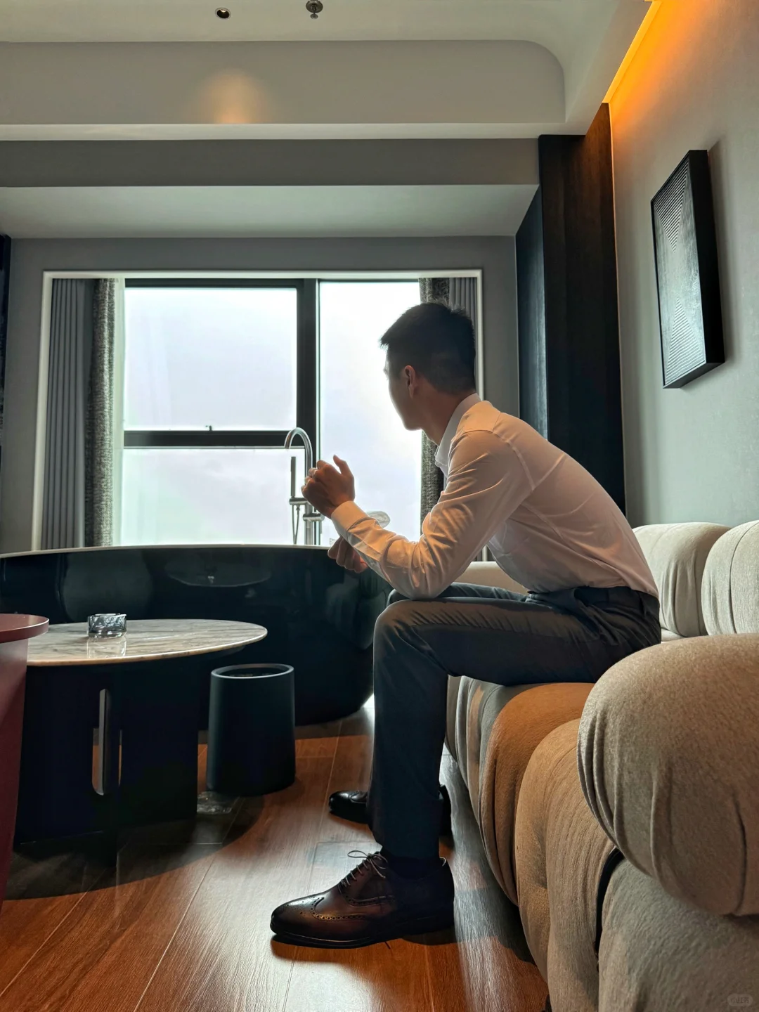 看窗外的人