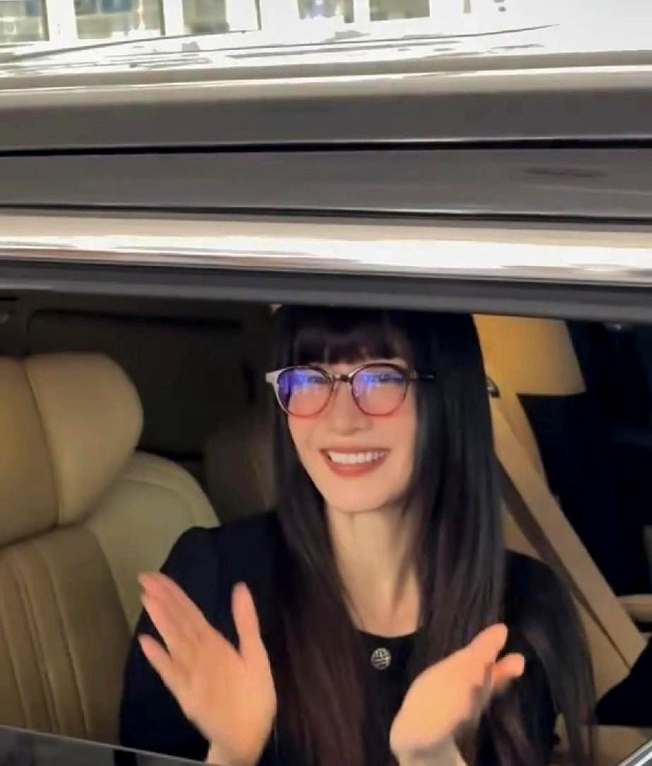 江疏影齐刘海造型上热搜了，网友直接炸锅。
有人说土，有人说丑，也有人觉得有演技。