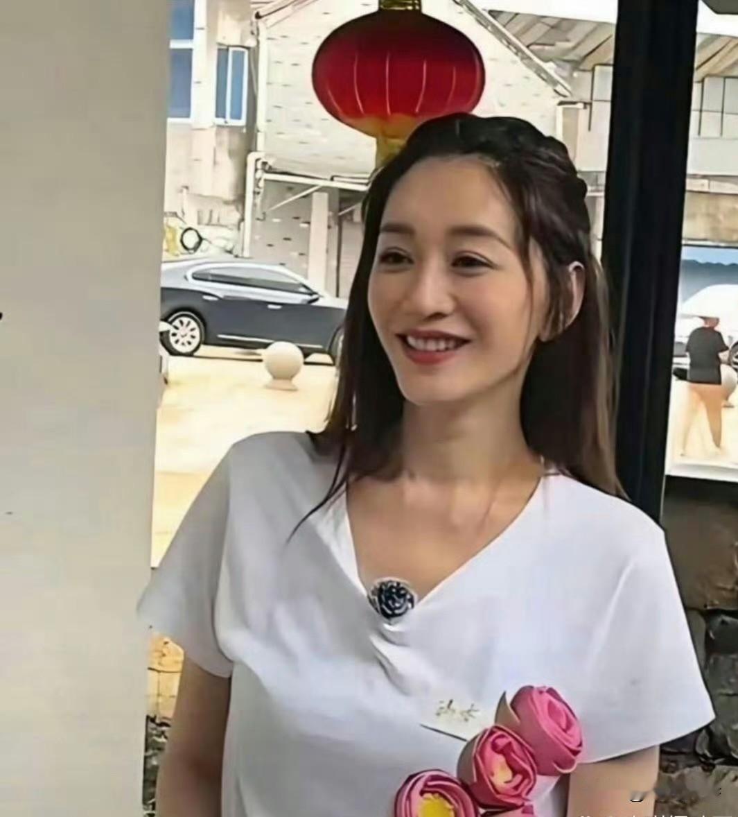 真实无美颜的李小冉，虽略显憔悴，但气质依然清纯甜美如少女一般阳光活泼！