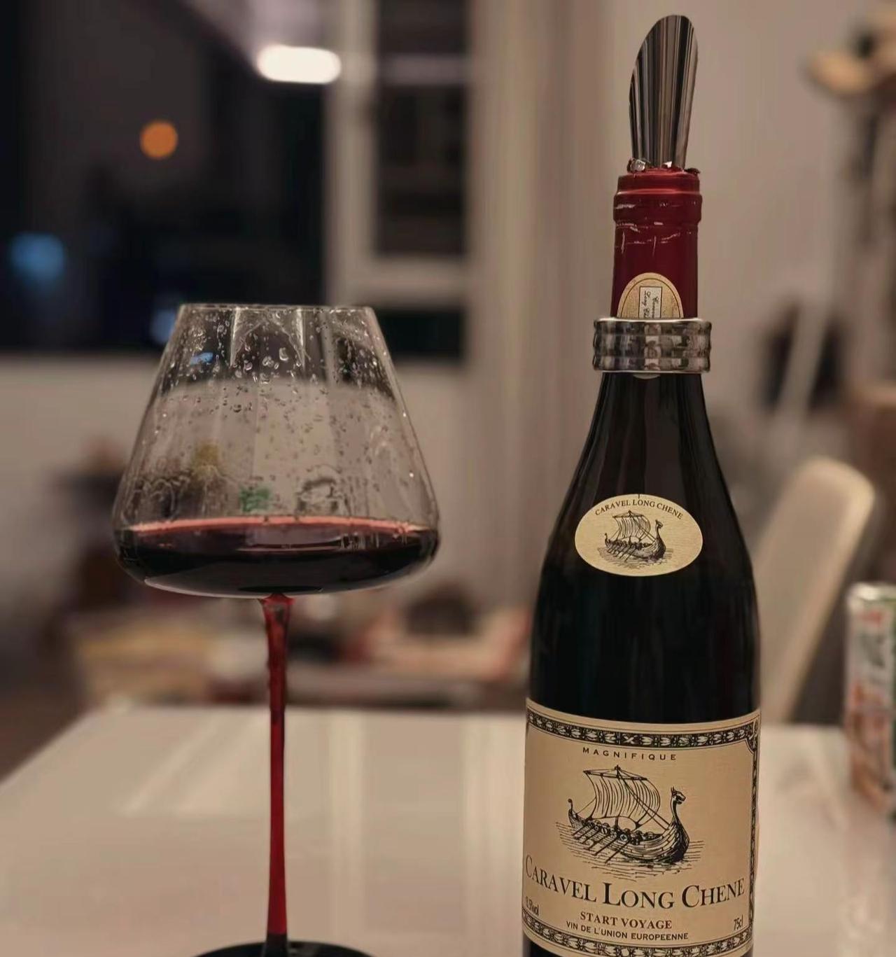 喝到微醺的时候，人就会变得柔软，感性，浪漫，想说的话在眼里，在酒里，在夜里～借着