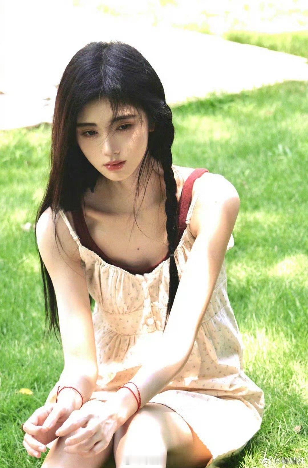 鞠婧祎商务时尚资源会那么差，连待爆花都不如的水平 ​​​