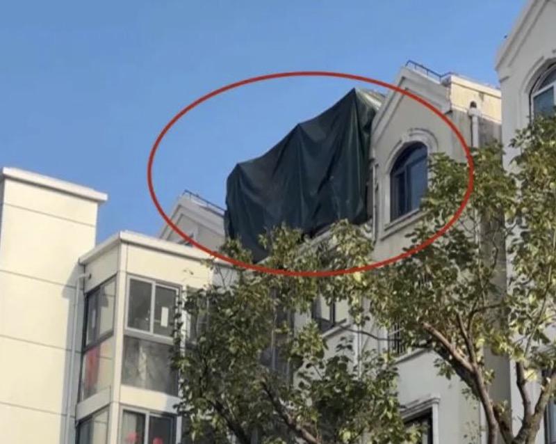 男子实名举报小区违规建筑，没能等来有关部门的处理结果，却先等来了被举报邻居的电话