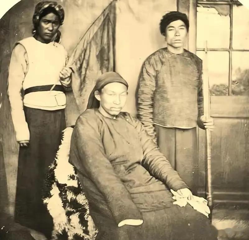 图片中是太平天国的一个王爷，他就是戴王黄呈忠，当时洋人给他拍照，他撇着嘴，翻着白