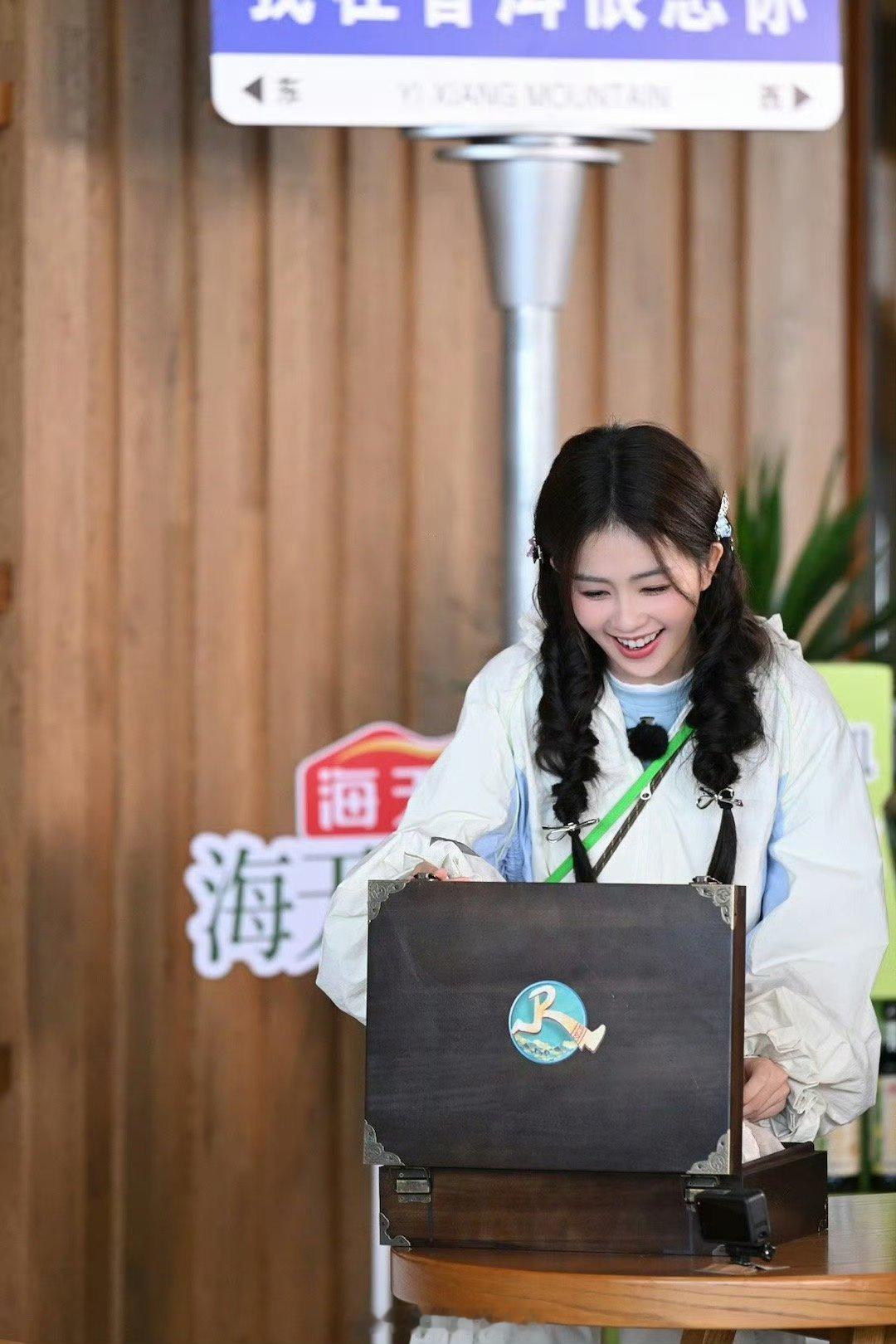 白鹿踩茶饼体重不够 自律大师实锤了 