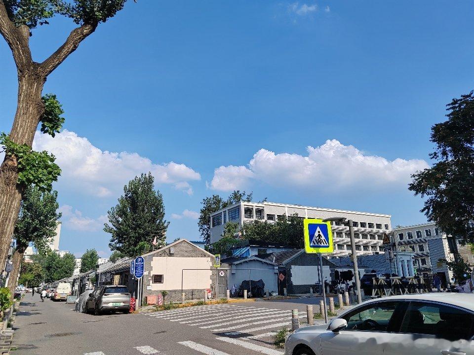 走在老城街道，满眼透亮的蓝，大朵白云蓬松柔软，像散落的棉花糖，平凡街道也藏着治愈