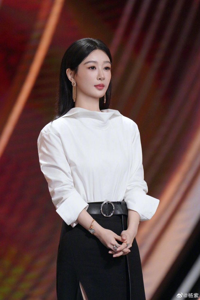 杨紫 很开心妈妈拿奖杨紫恭喜梅婷拿奖 杨紫发文谈金鹰奖：“能再次站在这个舞台上 