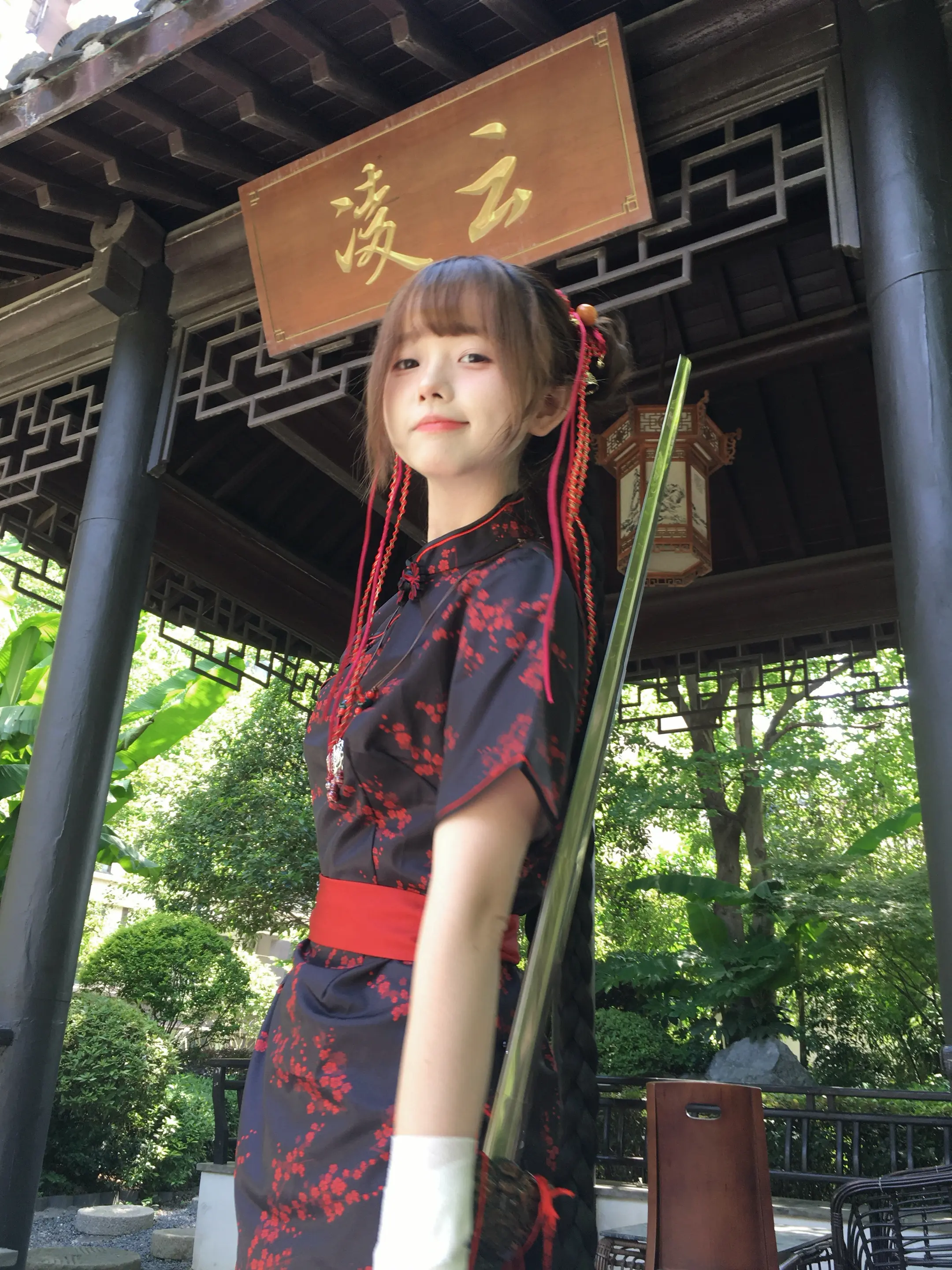 我倾家荡产买了一把剑 准备喝完酒就上路 碰巧你在邻桌笑 从此心中无江湖