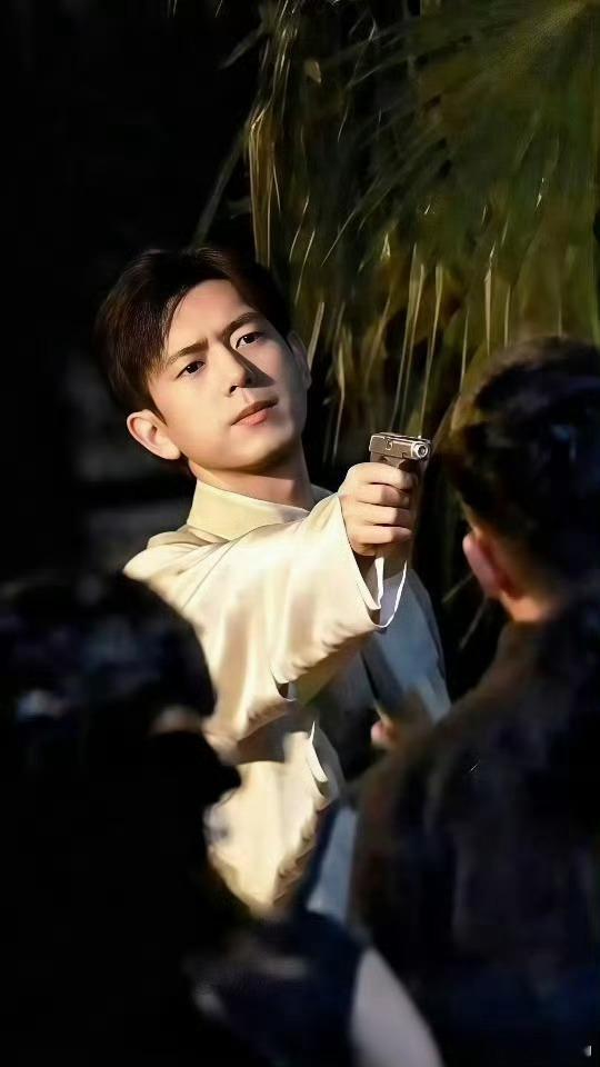 李现长风起 lx李现上官诚明  民国乱世，骗局丛生。《长风起》讲述上官诚明跌宕起