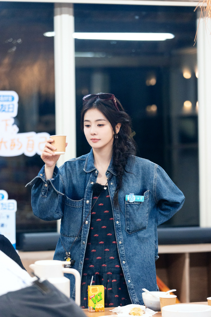 白鹿用笑容招待每一位相遇的人白鹿碎花裙搭牛仔裤白鹿用笑容招待每一位相遇的人，白鹿