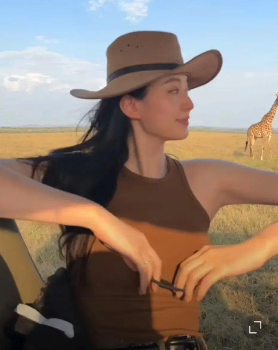 乔欣最新发布的旅游Vlog乔欣无名指戒指抢镜，网传她要结婚是真的，整个人状态超好
