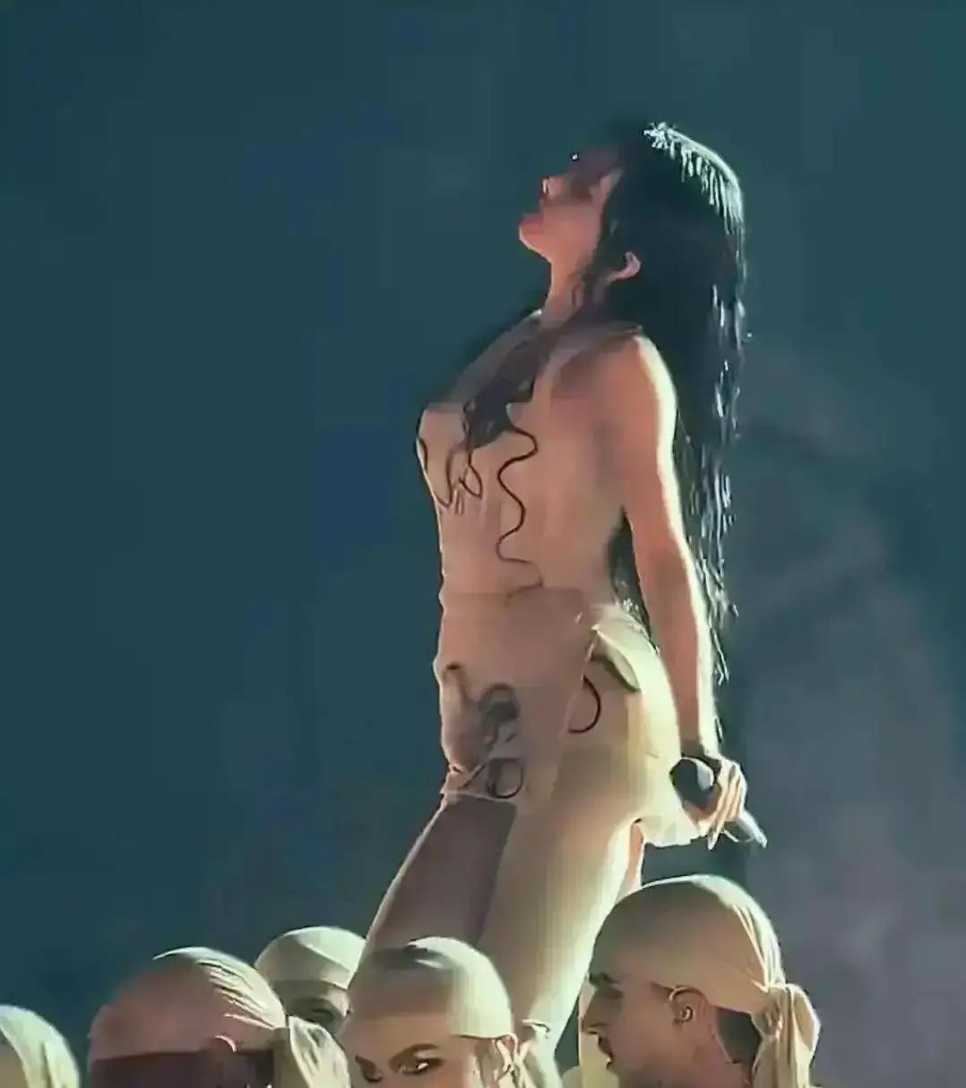 45岁男歌手今晚开唱，直接穿条丁字裤蹦满两小时。
开场十分钟连跳带劈叉，外套一甩