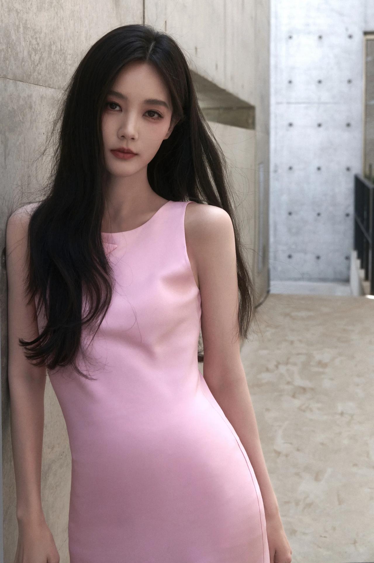 谁说粉色只能少女感？看看李一桐。
一身简约粉色无袖长裙，剪裁干净利落。
搭配冷调
